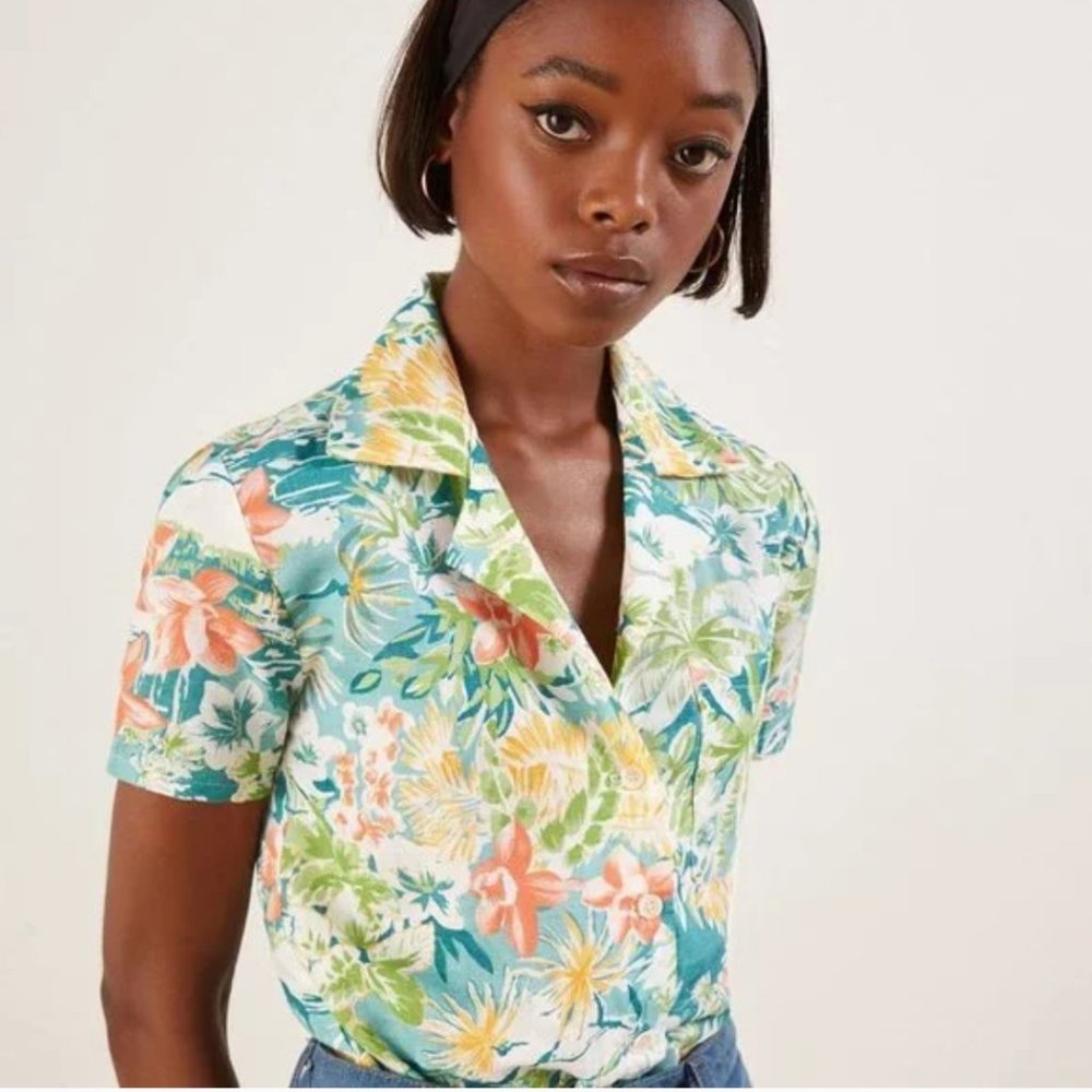 REFORMATION Holiday Linen Shirt in Cayman Hawaiian